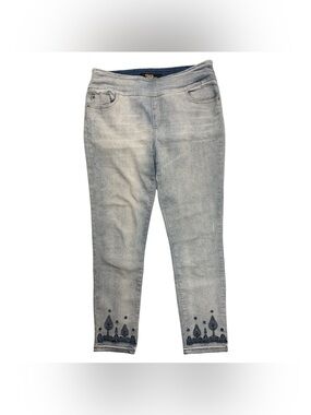 GG Light Wash Embroidered Ankle Jeans Size L